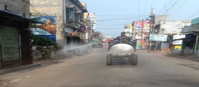 Sodium hipochloride spray জীবাণুমুক্ত করা হচ্ছে সাঁইথিয়া পৌর এলাকা
