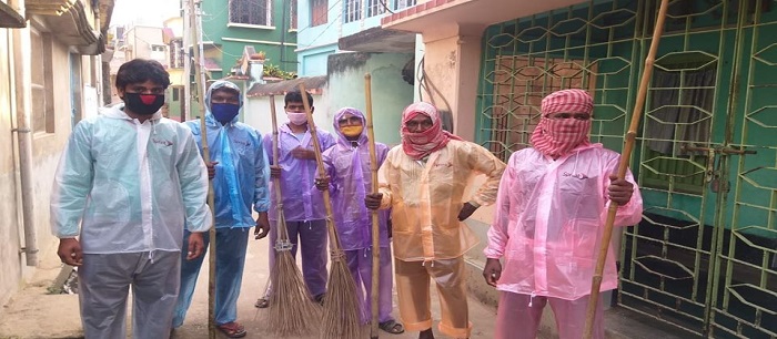 কোরোনা মোকাবিলায় পৌরপিতার জ্যাকেট প্রদান কনজারভেনশী ষ্টাফ দের
